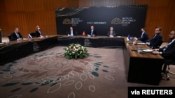 El ministro de Relaciones Exteriores de Turquía, Mevlut Cavusoglu (al centro), en una reunión con sus homólogos de Rusia, Sergey Lavrov, y de Ucrania, Dmytro Kuleba, en Antalya, Turquía, el 10 de marzo de 2022.