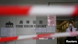 资料照：一名保安站在玄关高等法院门前。（2021年3月11日）
