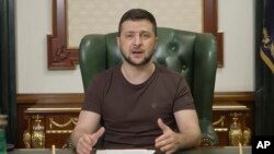Presiden Volodymyr Zelenskyy berbicara dari Kyiv, Ukraina, Minggu dini hari, 20 Maret 2022. (Foto: via AP)