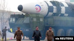 북한은 지난달 24일 김정은 국무위원장의 명령에 따라 신형 대륙간탄도미사일(ICBM) 화성 17형을 시험 발사했다며 사진을 공개했다.