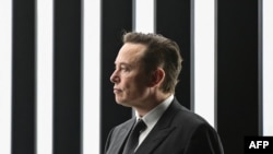 El director ejecutivo de Tesla, Elon Musk, asiste al inicio de la producción en la planta de Tesla en Gruenheide, al sureste de Berlín, el 22 de marzo de 2022.