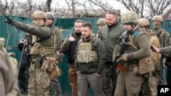 Ukrajinski predsjednik Volodymir Zelenski u Buči blizu Kijeva, Ukrajina, ponedjeljak, 4. aprila 2022.