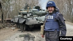 El periodista ucraniano Andriy Tsaplienko cubre los enfrentamientos entre las fuerzas ucranianas y rusas a unos 150 kilómetros (93 millas) al noroeste de la capital, Kiev, el 23 de marzo de 2022. [Foto cortesía].
