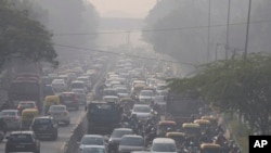 Para komuter berkendara di tengah kabut pagi dan kabut asap beracun di New Delhi, India, Rabu, 17 November 2021. (Foto: AP)