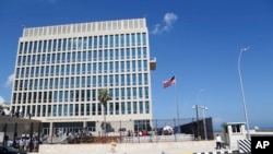 ARCHIVO - Vista frontal de la embajada de Estados Unidos en La Habana, Cuba, en agosto de 2015.