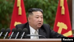 북한 김정은 국무위원장이 27일 노동당 중앙위원회 전원회의에서 발언하고 있다.