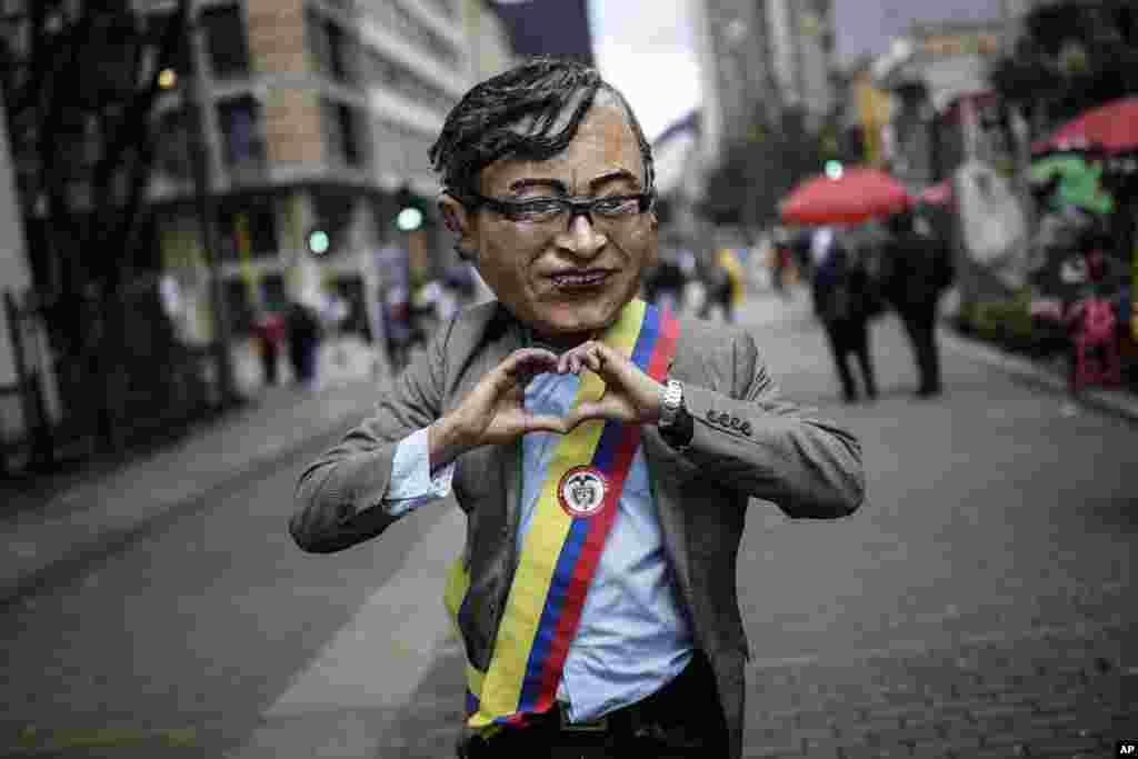 COLOMBIA - Los procesos electorales en América Latina también llevaron a Gustavo Petro en agosto de este año a tomar juramento como el primer mandatario de izquierda en Colombia, acabando así con el tradicional bipartidismo en el país. El hecho ha marcado a la sociedad colombiana dividida en opiniones. El suceso sacó a flote la creatividad, como muestra este ciudadano captado el 15 de noviembre en Bogotá, disfrazado del presidente. 