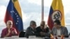 Pablo Beltrán, delegado de la guerrilla colombiana ELN, (segundo a la izquierda), estrecha la mano a Iván Danilo Rueda, alto comisionado para la paz de parte del Gobierno de Colombia, en la reanudación de los diálogos de paz, el lunes 21 de noviembre de 2022.
