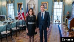 La canciller de Panamá, Janaina Tewaney, junto al jefe de la diplomacia estadounidense, Anthony Blinken, en Washington, el 21 de diciembre de 2022. [Foto tomada del Twitter del secretario Anthony Blinken].