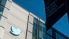 Logo Twitter tampak terpasang pada gedung kantor platform media sosial tersebut di San Francisco dalam foto yang diambil pada 1 November 2022. (Foto: AP/Noah Berger)