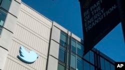 Logo Twitter tampak terpasang pada gedung kantor platform media sosial tersebut di San Francisco dalam foto yang diambil pada 1 November 2022. (Foto: AP/Noah Berger)