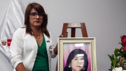 Azul Rojas, activista por los derechos de la comunidad LGTBI en Perú, sostiene una foto de su madre, quien murió deseando justicia para su hija. [Foto: Cortesía]