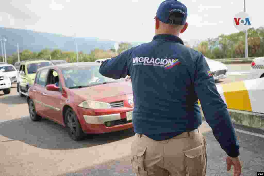 Autoridades migratorias ya se encuentran habilitadas para regular el flujo migratorio vehicular y el cumplimiento de la documentación de los pasajeros. 