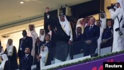 El emir de Qatar, el jeque Tamim bin Hamad Al Thani, y el presidente de la FIFA, Gianni Infantino, en el estadio REUTERS/Kai Pfaffenbach
