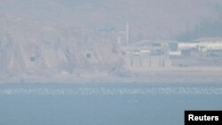 지난 2009년 3월 한국 서해 연평도에서 바라본 북한의 해안포 진지와 마을. (자료사진)