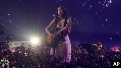 Olivia Rodrigo interpreta "Traitor" en los American Music Awards el domingo 21 de noviembre de 2021 en el Microsoft Theatre de Los Ángeles. (Foto AP/Chris Pizzello)