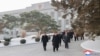 មេដឹកនាំកូរ៉េខាងជើងលោក Kim Jong Un ធ្វើដំណើរទៅចូលរួមកិច្ចប្រជុំបក្សនៅទីក្រុង​ព្យុងយ៉ាង ប្រទេសកូរ៉េខាងជើង។ រូបភាពនេះត្រូវបានចេញផ្សាយដោយសារព័ត៌មាន KCNA កាលពីថ្ងៃទី ២៦ ខែធ្នូ ឆ្នាំ ២០២២។