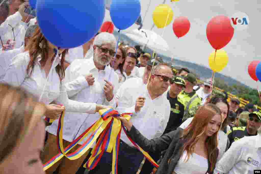 Las delegaciones de ambos países con globos en mano se encontraron en la mitad de la infraestructura y con un abrazo y palabras de integración al vecino país. 
