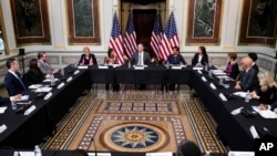 Doug Emhoff, tengah, suami Wakil Presiden Kamala Harris, berbicara dalam diskusi meja bundar dengan para pemimpin Yahudi tentang kebangkitan antisemitisme, di Gedung Kantor Eksekutif Eisenhower di Kampus Gedung Putih di Washington, 7 Desember 2022. (Foto: AP)