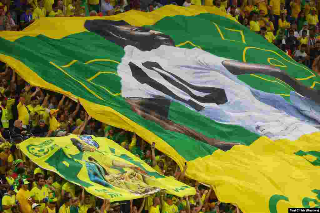 Adeptos levaram um grande banner com a foto de Pelé para o Estádio 974.