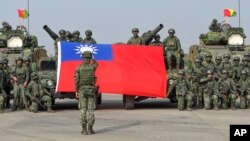台湾士兵在高雄举行抗击中国军队入侵的军演前拍集体合照。（2023年1月11日）