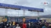 Turistas buscan información en el aeropuerto internacional Alejandro Velasco Astete de Cusco para salir a sus países de origen, en medio de la crisis. [Foto: Cortesía de Natalia Macías]