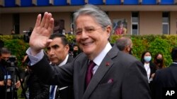 El presidente de Ecuador, Guillermo Lasso, saluda a los periodistas después de la foto grupal en la Cumbre de la Comunidad Andina en Lima, Perú, el 29 de agosto de 2022. 