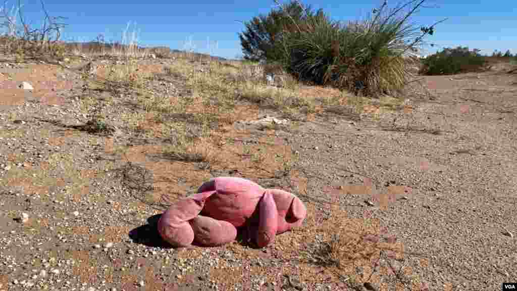 Restos como este juguete demuestran el paso de niños por el conocido "hueco", el lugar entre Ciudad Juárez y El Paso por donde cruzan los migrantes de manera irregular.