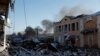 Asap tampak mengepul dari lokasi yang diserang oleh pasukan Rusia di Donbas, Bakhmut, Ukraina, pada 7 Januari 2023. (Foto: Reuters/Clodagh Kilcoyne)