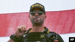 El líder de Proud Boys, Henry "Enrique" Tarrio, usa un sombrero que dice The War Boys durante un mitin en Portland, Oregón, el 26 de septiembre de 2020.