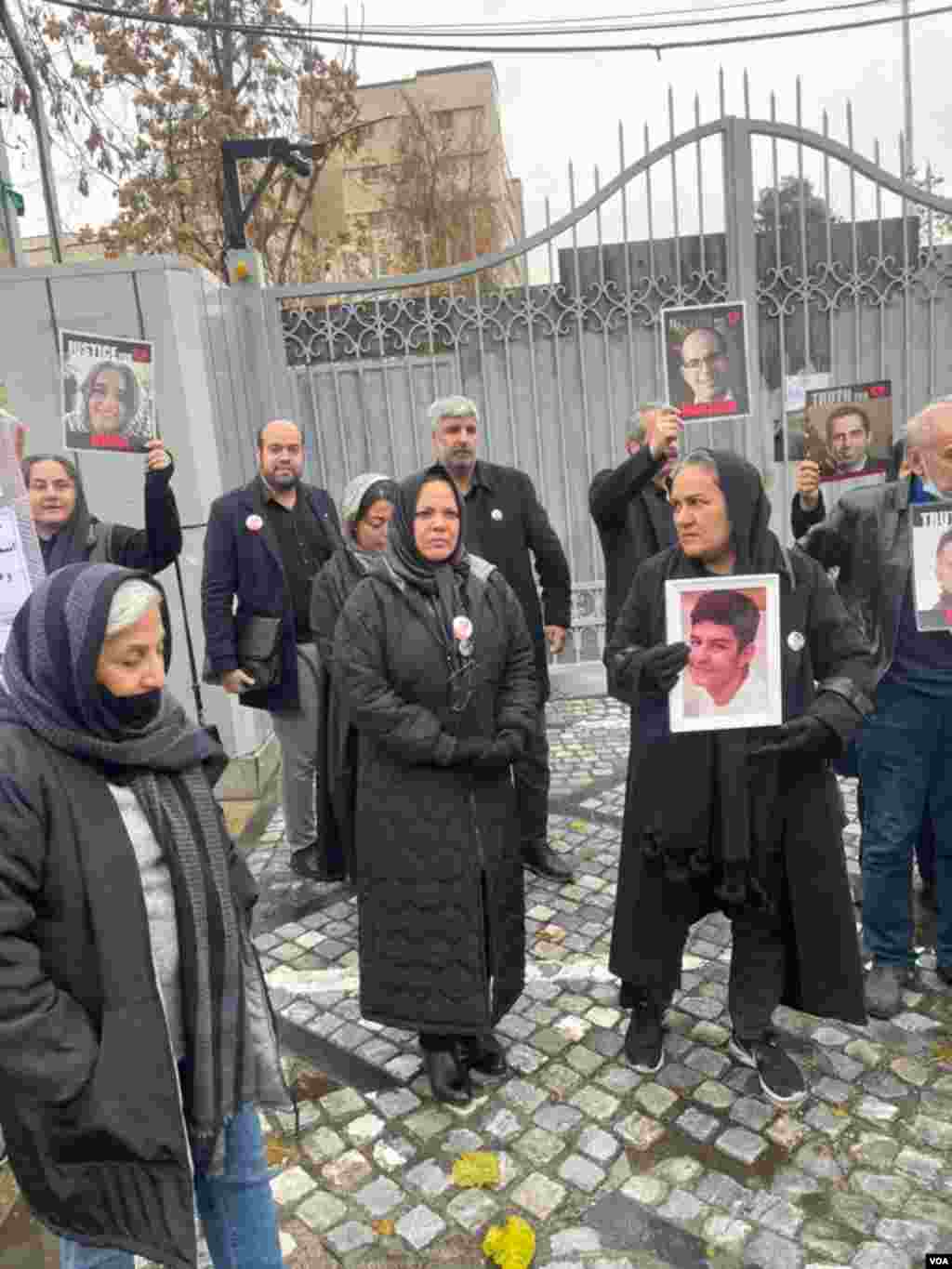 تجمع خانوادهها در حاشیه ششمین جلسه دادگاه رسیدگی به سقوط هواپیمای اوکراینی در تهران Family protest in Tehran trial for flight 752