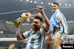 Slavlje Lionela Mesija posle trijumfa u finalu Svetskog kupa u Kataru (Foto: Reuters/Hannah Mckay)