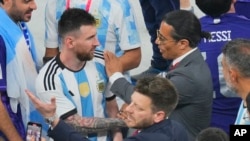 El chef turco Nusret Gokce da una palmada en el hombro de Lionel Messi en la final del Mundial de Qatar el 18 de diciembre de 2022. Foto AP/Hassan Ammar