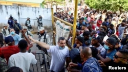 Qochqinlarga yordam komissiyasi idorasi qarshisida navbat kutayotgan migrantlar. Tapachula, Meksika, 3-yanvar, 2023. 
