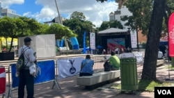 Varios transeúntes se detienen para ver un partido de fútbol de la Copa Mundial en Caracas, Venezuela, el lunes, 21 de noviembre de 2022.