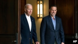 ARCHIVO - El presidente Joe Biden y su hijo Hunter Biden salen de la Iglesia Católica Holy Spirit en Johns Island, Carolina del Sur, después de asistir a una misa, el sábado 13 de agosto de 2022. (Foto AP/Manuel Balce Cenata)
