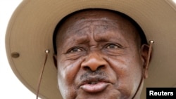 President de l'Ouganda Yoweri Museveni parle a des reporters a Rushere, Kiruhura district, west de Kampala, Fevrier. 18, 2011. 