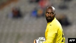 Le gardien ivoirien Sylvain Gbohouo tient le ballon lors du match international amical de football entre la Belgique et la Côte d'Ivoire au stade Roi Baudouin à Bruxelles, le 8 octobre 2020.