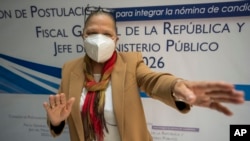 La procuradora general de Guatemala, Consuelo Porras, habla con la prensa después de una entrevista con una comisión electoral en la Ciudad de Guatemala, el 6 de abril de 2022.