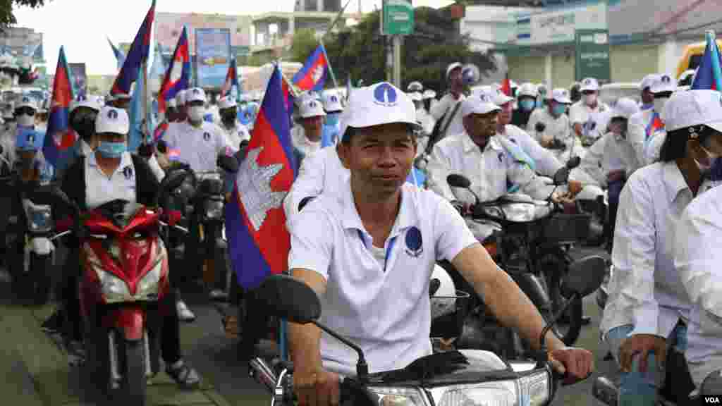 អ្នកគាំទ្រគណបក្សភ្លើងទៀនដង្ហែក្បួននៅរាជធានីភ្នំពេញ នាថ្ងៃបញ្ចប់នៃយុទ្ធនាការឃោសនារកសំឡេងឆ្នោត ថ្ងៃទី៣ ខែមិថុនា ឆ្នាំ២០២២។ (ស៊ុន ណារិន/វីអូអេ)