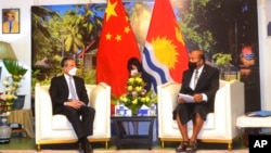 基里巴斯總統兼外長塔內希∙馬茂（Taneti Maamau）2022年5月27日在該國的塔拉瓦地區會見到訪的中國外長王毅。本照片由新華社發佈，美聯社提供。