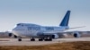 Un Boeing 747 de propiedad venezolana rueda en la pista después de aterrizar en el aeropuerto Ambrosio Taravella en Córdoba, Argentina, el 6 de junio de 2022.