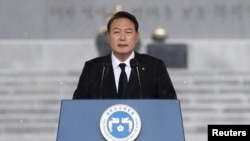 윤석열 한국 대통령이 6일 서울 현충원에서 열린 현충일 추념식에서 추념사를 하고 있다.