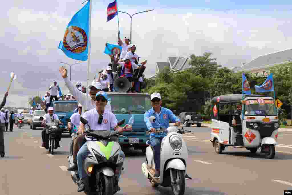 សកម្មជននិងអ្នកគាំទ្រចូលរួមហែក្បួនចុងក្រោយនៃយុទ្ធនាការឃោសនាបោះឆ្នោតឃុំសង្កាត់ របស់គណបក្សប្រជាជនកម្ពុជា នៅក្នុងក្រុងសៀមរាប នៅថ្ងៃទី០៣ ខែមិថុនា ឆ្នាំ ២០២២។ (លាស់ លីបលីប/វីអូអេ)