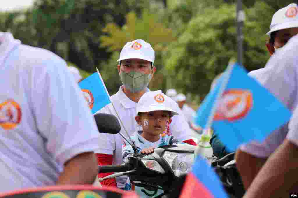 សកម្មជននិងអ្នកគាំទ្រចូលរួមហែក្បួនចុងក្រោយនៃយុទ្ធនាការឃោសនាបោះឆ្នោតឃុំសង្កាត់ របស់គណបក្សប្រជាជនកម្ពុជា នៅក្នុងក្រុងសៀមរាប នៅថ្ងៃទី០៣ ខែមិថុនា ឆ្នាំ ២០២២។ (លាស់ លីបលីប/វីអូអេ)
