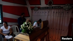 Familiares y amigos asisten al velatorio de William Galeas, quien fue detenido a mediados de abril y enviado a la prisión de La Esperanza hasta que las autoridades entregaron el cadáver de William a la familia, en San Salvador, El Salvador, el 13 de mayo de 2022.