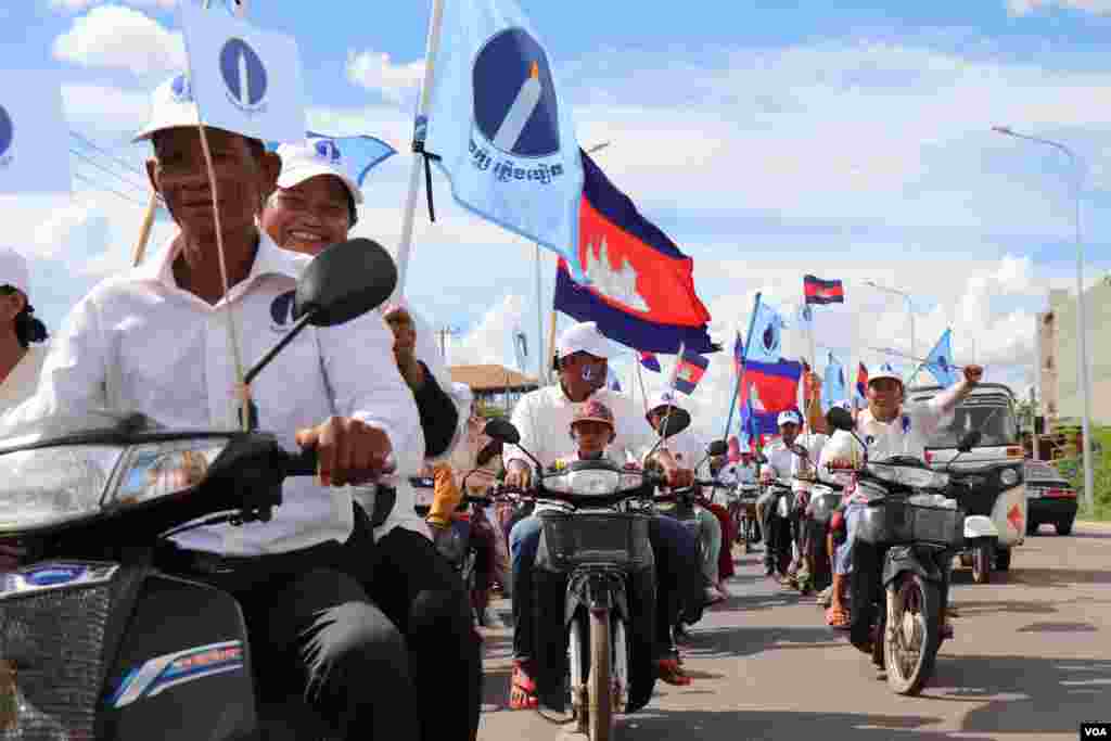 ទិដ្ឋភាពទូទៅថ្ងៃចុងក្រោយនៃយុទ្ធនាការឃោសនាបោះឆ្នោតឃុំសង្កាត់អាណត្តិទី ៥ របស់គណបក្សភ្លើងទៀន នៅក្នុងក្រុងសៀមរាប ខេត្តសៀមរាប នៅថ្ងៃទី ០៣ ខែមិថុនា ឆ្នាំ ២០២២។ (លាស់ លីបលីប/វីអូអេ)