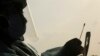 ARCHIVO - El trabajador de la salud saudí Wedad Modaifen recoge una muestra para un test PCR en la Universidad Rey Absulaziz en Yidda, Arabia Saudí, 3 de febrero de 2021.