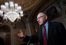 Alan Dershowitz habla con reporteros en el Capitolio en Washington, miércoles 29 de enero de 2020. [Foto: AP]