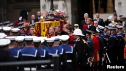 El ataúd de la reina Isabel II se coloca en un carro de armas durante su funeral en la Abadía de Westminster en el centro de Londres el lunes 19 de septiembre de 2022.